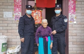 移民管理警察上门办理身份证 贴心服务暖民心